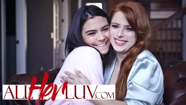 Olgun Violet Starr ve Penny Pax'ın Lezbiyen Sikişi