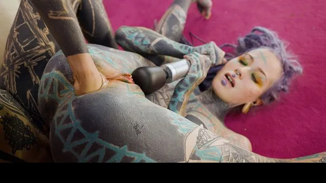 Anuskatzz'in Küçük Göğüslü Lezbiyen Porno Sahnesi