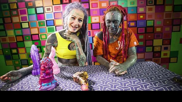 Anuskatzz ve Lily Lu'nun Tutkulu Sikiş ve Mastürbasyon Sahnesi