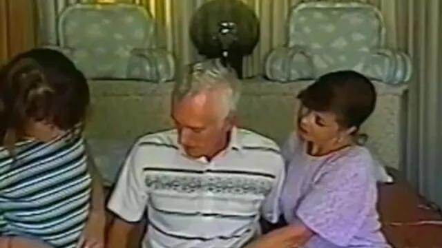Küçük göğüslü esmerin anal sikiş ve sert seks deneyimine şahit ol
