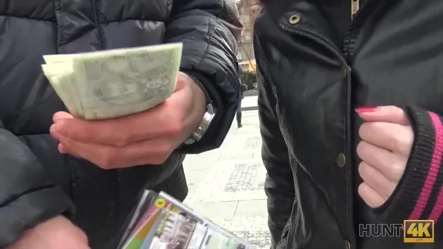 Çek kızın aldatan ve amcık yalama sahnesi Seks Videosu