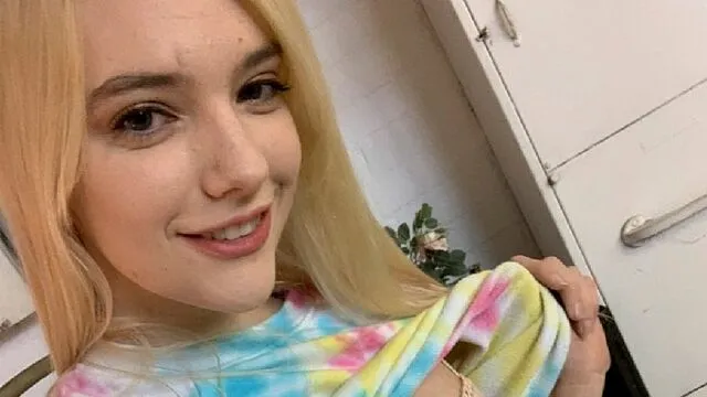 Kenna James'in Küçük Göğüslü Genç Kadın Sikişi