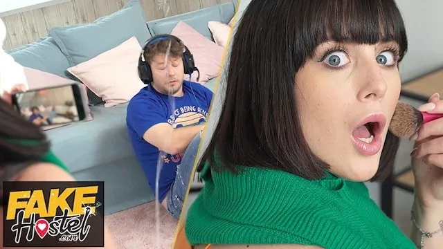 Küçük göğüslü Çek kızın pansiyonda anal seks