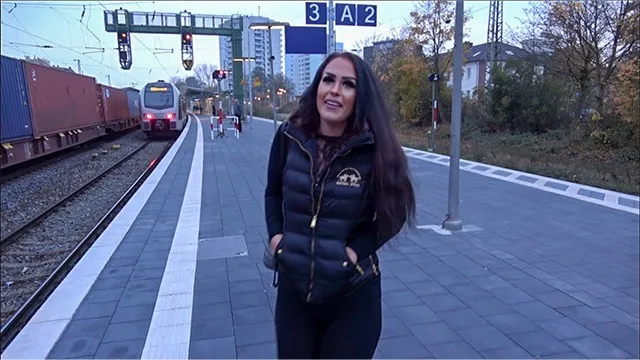 Alman güzelinin derin boğaz sakso performansı Sikişi