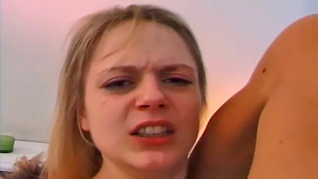 Angel Love ve McKenzie Lee'nin Üçlü Yüze Boşalma ve Seksi